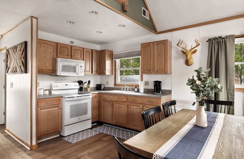 Kirby Ski Chalet | Cozy w Hot Tub, Fire Pit, Wifi, Grill, Deck & Pets