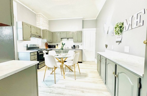 Downtown Harrisburg Apartment | Cozy waterfront 2BR/3 Beds w./Modern meets Historical Charm/Chic