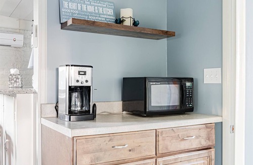 Oatmeal Apartment | Cozy Waterfront Cabin - Sleeps 5