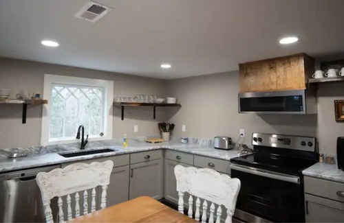 Lanexa Cottage | Cozy waterfront newly renovated cottage!