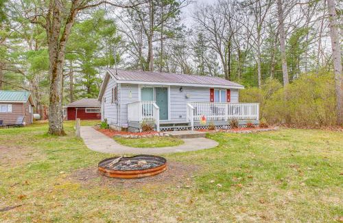 Wellston House | Cozy Wellston Cabin - Walk to Crystal Lake!