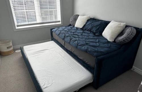 Whitby House | Cozy Whitby Retreat - 2 Bedroom Private Townhouse