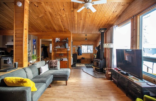 Pontiac Cottage | Cozy winter retreat close to Ottawa, Wakefield and 4 different ski hills!