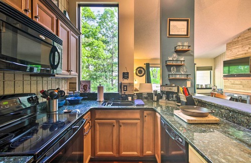 Wintergreen Condo | Cozy Wintergreen Resort Condo: Walk to Ski Lifts!