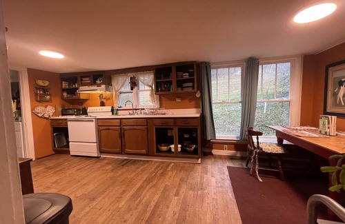 Elton House | Cozy with spectacular views, easy access to I-64, and each end of the NRGNP
