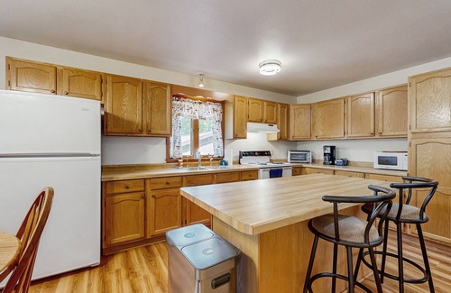 Friendship House | Cozy wooded duplex w/WiFi, full kitchen, shared W/D & near lakes & trails