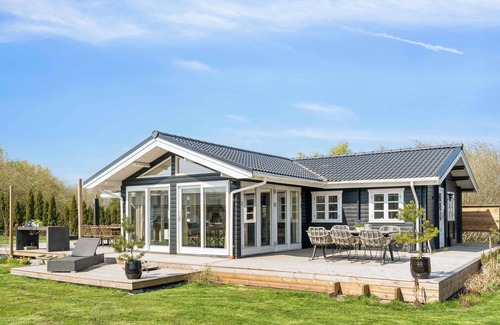 Marielyst House | Cozy wooden cottage with a great terrace