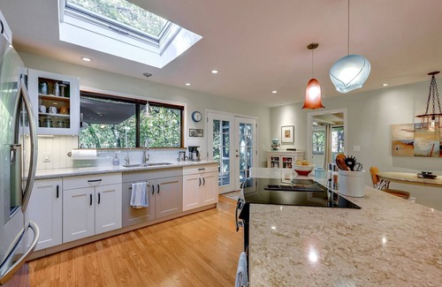 Santa Rosa House | Cozy Woodland Escape, Hot Tub, Redwood + Water Views, mins from spas in Napa