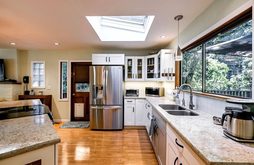 Santa Rosa House | Cozy Woodland Escape, Hot Tub, Redwood + Water Views, mins from spas in Napa