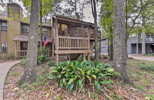 Grogan's Mill House | Cozy Woodlands Townhome with Deck Near Market Street