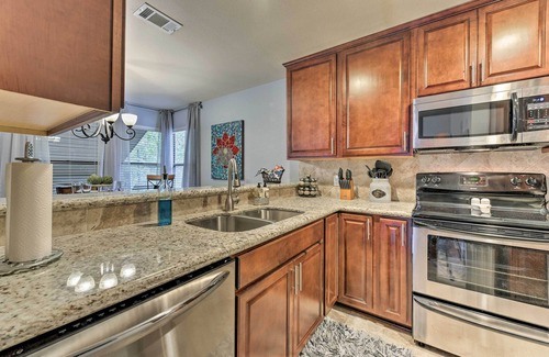 Grogan's Mill House | Cozy Woodlands Townhome w/Deck Near Market Street