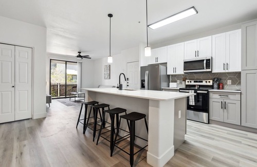 Glendale Sports and Entertainment District Apartment | CozySuites Glendale - Westgate with pool! 08