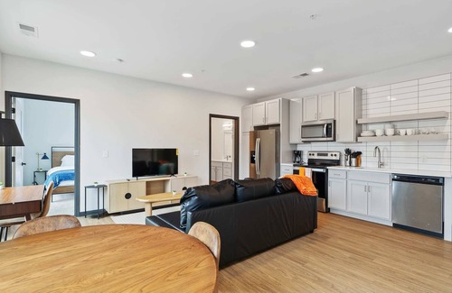 Lockerbie Square Apartment | CozySuites Mass with parking, lounge and roof deck 19