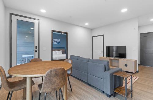 Lockerbie Square Apartment | CozySuites Mass with parking lounge & roof deck #28