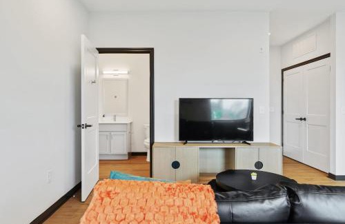 Lockerbie Square Apartment | CozySuites on Mass with garage parking #6