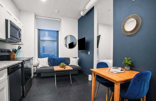 Cultural District Apartment | CozySuites Stunning 1BR in Downtown Pitts 41