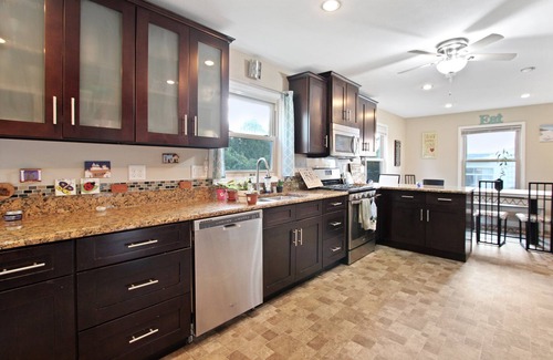 Oak Creek House | Cozzy 3 Bd House Oak Creek. 8min Milwaukee airport