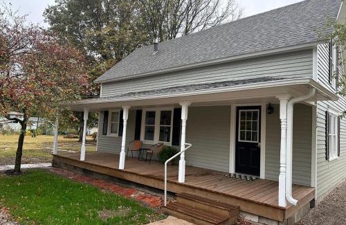 Hesston House | Crabapple Cottage