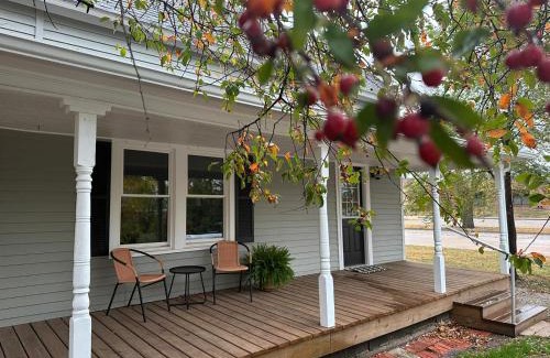 Hesston House | Crabapple Cottage