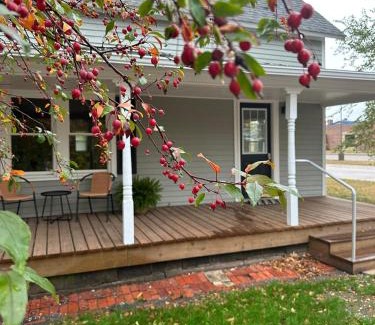 Hesston House | Crabapple Cottage