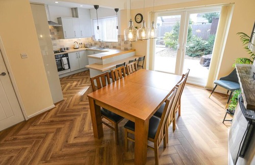 Moreton House | CRABTREE HOUSE 5BR MORETON, WIRRAL, CLOSE TO LIVERPOOL & CHESTER