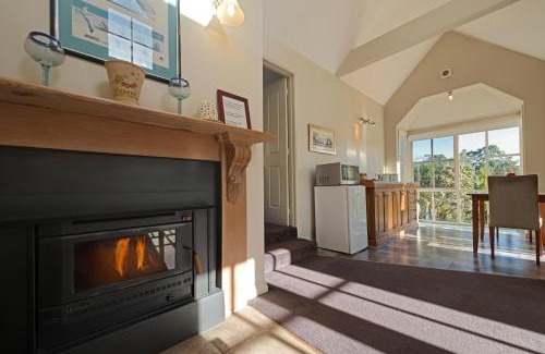 Grove Apartment | CRABTREE RIVERFRONT COTTAGES 2 cottages EMILY & ELIZA COTTAGES Beautiful riverfront peaceful location RELAX & ENJOY