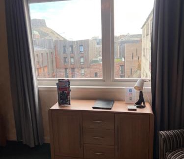 Old Town Apartment | Crags View Apartment On The Royal Mile