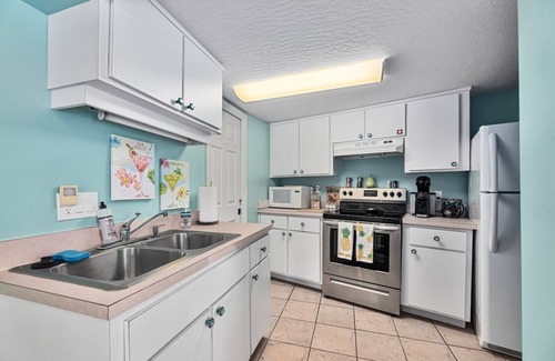 Historic Downtown Melbourne Apartment | Crane Creek Inn Dolphin Suite: Waterfront Pool!