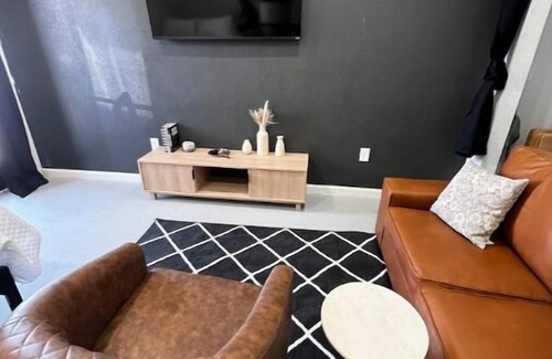 Hobbs Apartment | Crash Pad -Studio East Room
