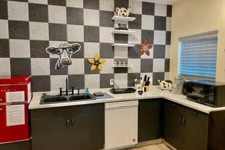 Ahwahnee Apartment | Crazy Cow Private HOT TUB BBQ Sleeps 2