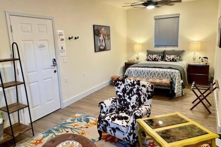 Ahwahnee Apartment | Crazy Cow Private HOT TUB BBQ Sleeps 2