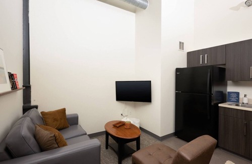 Milwaukee Apartment | Cream City 2BR Apt - Just 3 Blocks to Fiserv with Gym and Parking