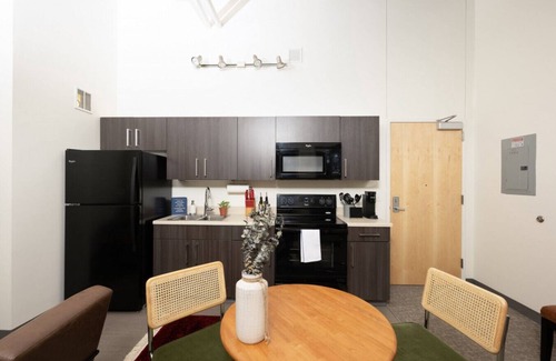 Milwaukee Apartment | Cream City 2BR Apt - Just 3 Blocks to Fiserv with Gym and Parking
