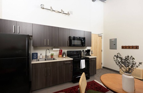 Milwaukee Apartment | Cream City 2BR Apt - Just 3 Blocks to Fiserv with Gym and Parking