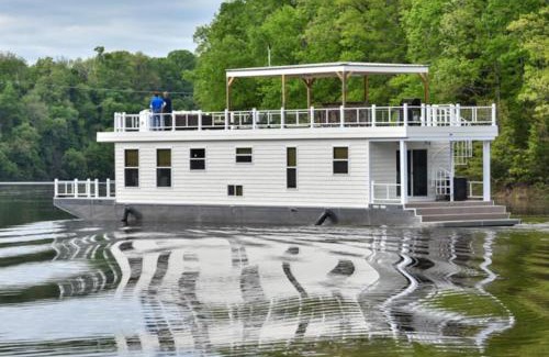 Nancy House | Cream Houseboat 4 Bedroom