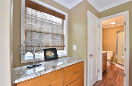 Nancy House | Cream Houseboat 4 Bedroom
