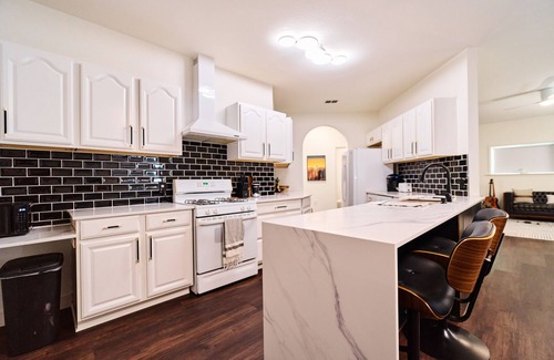 Smithville Apartment | Creative Oasis Near Austin — Full Recording Studio + 2 Indoor Tour Bus Bays