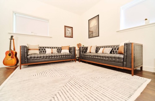 Smithville Apartment | Creative Oasis Near Austin — Full Recording Studio + 2 Indoor Tour Bus Bays