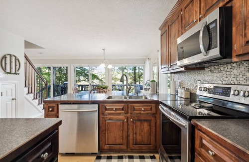 Stevensville House | Creekfront Retreat w/Hot Tub & Sunset Views