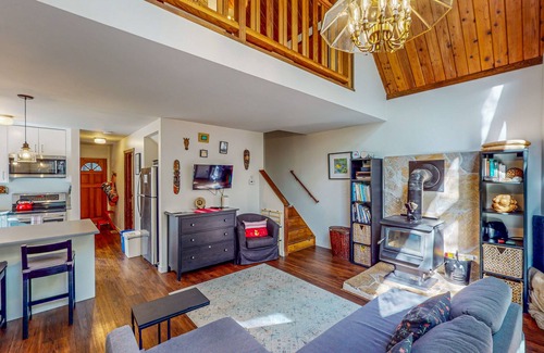 Cazadero House | Creek-side hideaway in the Redwoods with loft and private deck