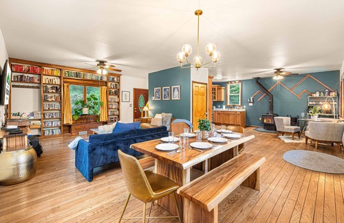 Milford Cabin | Creeks-4mins to Milford-Hot Tub-10 acres-Pinballs