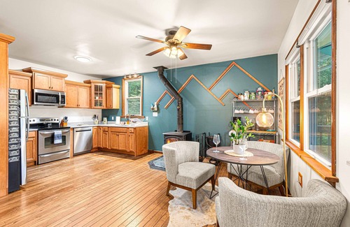 Milford Cabin | Creeks-4mins to Milford-Hot Tub-10 acres-Pinballs