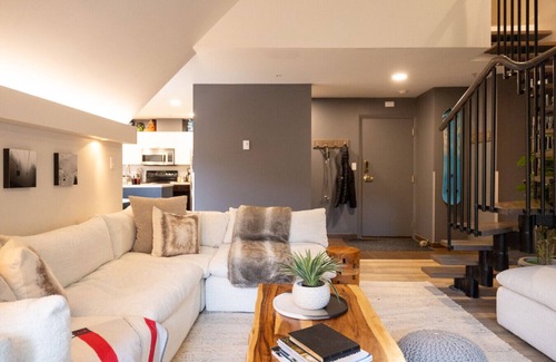 Whistler Creekside Apartment | Creekside 3BR: Sleeps 8,Hot Tub,Pool,Parking,BBQ & Near Shops and Restaurants!