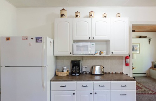 Oakhurst House | Creekside Cabin near Yosemite