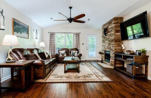 Gatlinburg - Pigeon Forge Ski Chalet | Creekside Cottage by Eden Crest