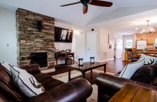 Gatlinburg - Pigeon Forge Ski Chalet | Creekside Cottage by Eden Crest
