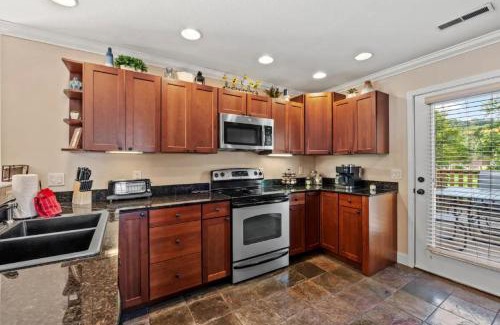 Gatlinburg - Pigeon Forge House | Creekside Cottage*Hot Tub*Entire Home-Pigeon Forge