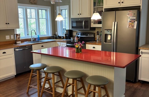 Drumore House | Creekside Cottage is your spacious retreat to enjoy a relaxing getaway!