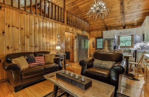 Ellijay Cabin | Creekside Fairytale on Barnes Creek - Magical, Romantic Cabin
