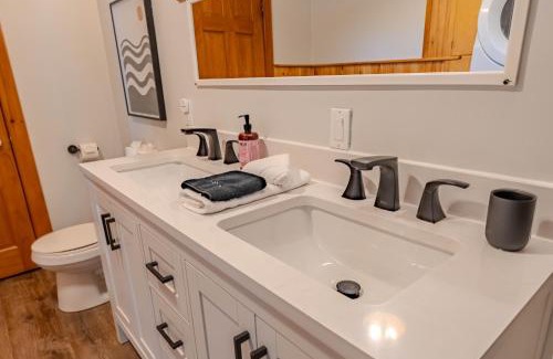 Saint David Apartment | Creekside Hideaway -Oak Bay, NB